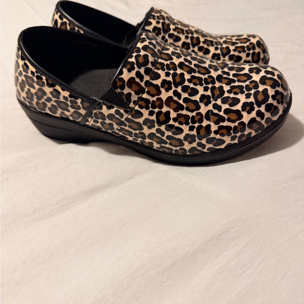 Marilyn Monroe leopard print professional mule clogs women’s size 9.